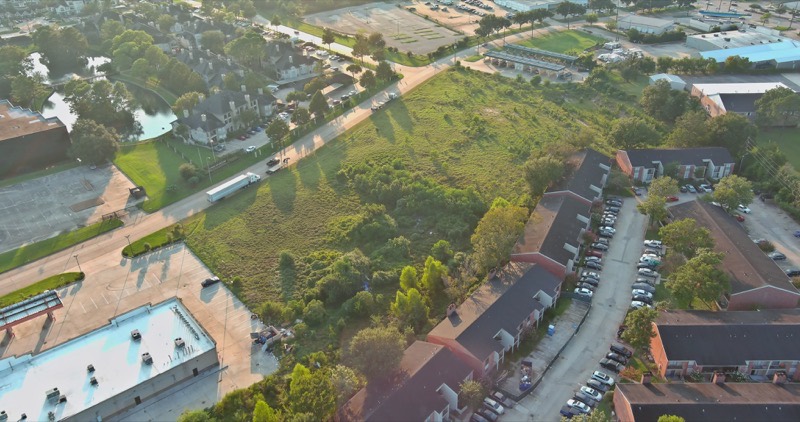 Vista aérea de un vecindario residencial de Houston, con calles arboladas y casas de un piso